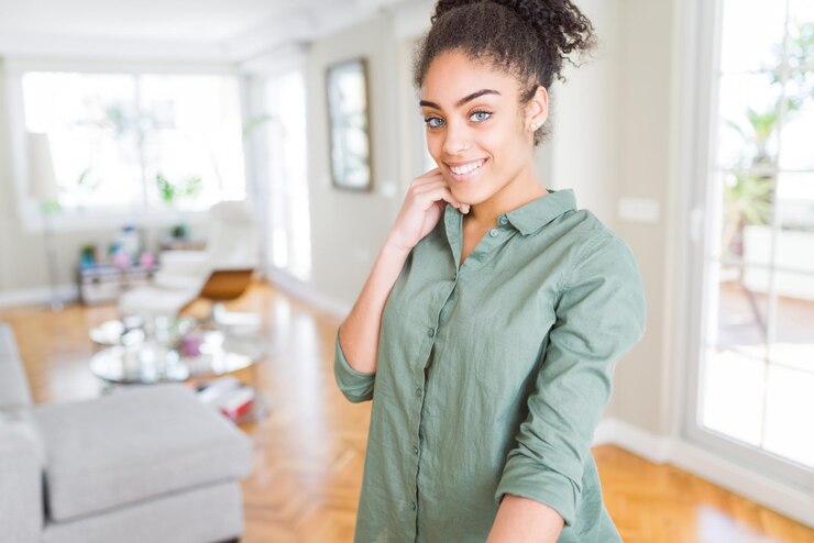Photo gratuit belle jeune femme afro-américaine souriante visage amical joyeux rire confiant