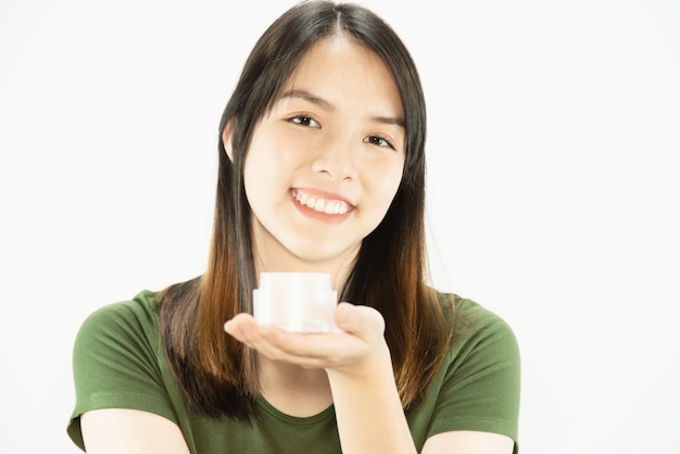 Belle jeune femme à l&#39;aide d&#39;une crème hydratante pour les soins de la peau du visage - concept de soins de la peau pour le visage et la beauté de la femme