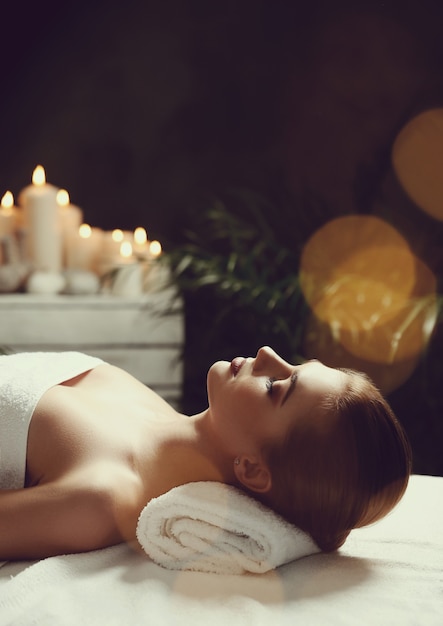 Belle jeune femme allongée et attendant son massage. Concept de spa