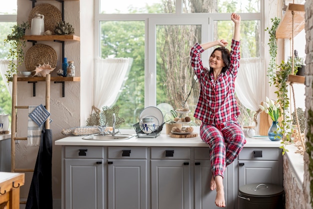 Photo gratuite belle jeune femme appréciant la routine de deuil