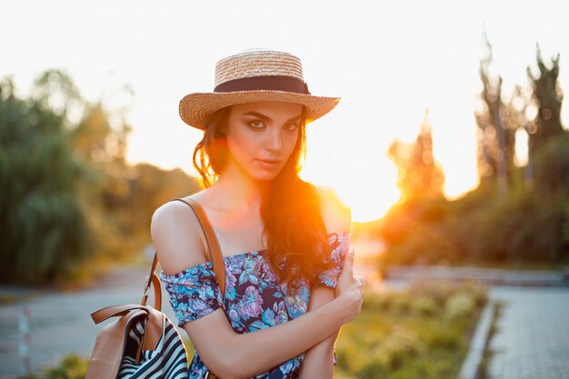 Belle jeune femme appréciant son temps à l'extérieur dans le parc