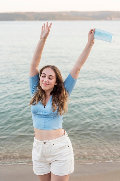 Belle Jeune Femme Appréciant Le Temps Après La Quarantaine Sur La Plage