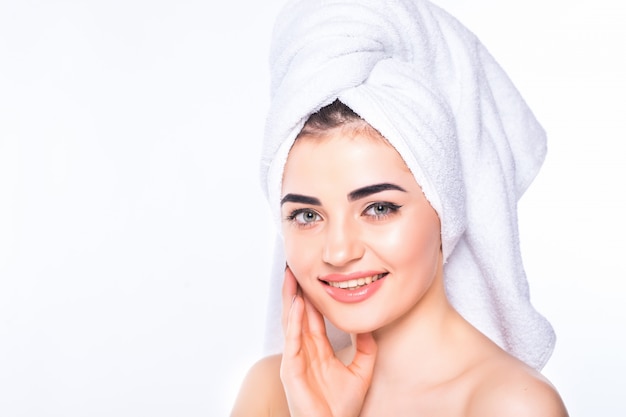 Belle jeune femme après le bain