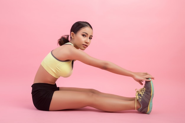 Photo gratuite belle jeune femme asiatique en bonne santé, faire un exercice d'étirement avant de jouer à un sport.