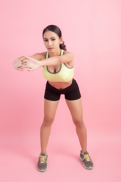 Belle jeune femme asiatique en bonne santé, faire un exercice d&#39;étirement avant de jouer à un sport.