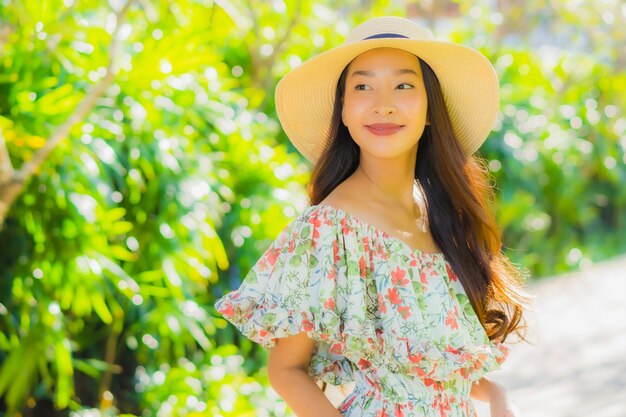 belle jeune femme asiatique marchant dans le parc