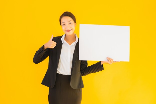 Belle jeune femme asiatique avec plateau vide