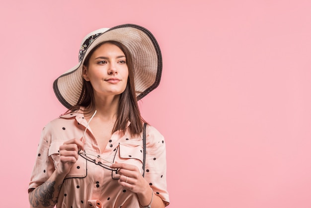 Belle jeune femme au chapeau