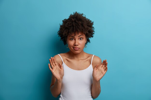 Belle jeune femme aux cheveux bouclés isolé