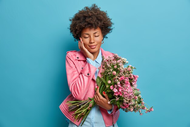 Belle jeune femme aux cheveux bouclés isolé