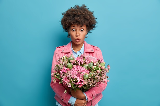 Photo gratuite belle jeune femme aux cheveux bouclés isolé