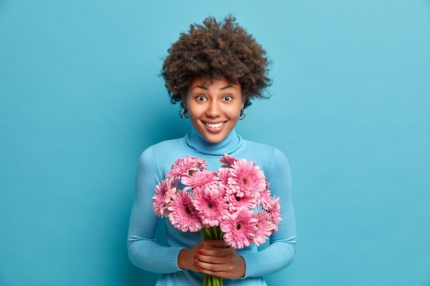 Photo gratuite belle jeune femme aux cheveux bouclés isolé