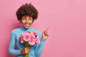 Photo gratuite belle jeune femme aux cheveux bouclés isolé