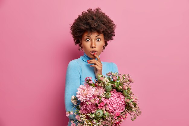 Belle jeune femme aux cheveux bouclés isolé