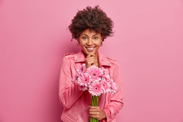 Belle jeune femme aux cheveux bouclés isolé