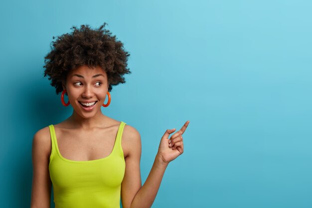 Belle jeune femme aux cheveux bouclés isolé