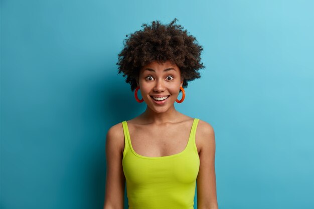 Photo gratuite belle jeune femme aux cheveux bouclés isolé