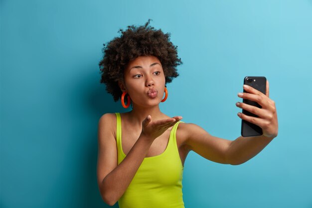 Belle jeune femme aux cheveux bouclés isolé