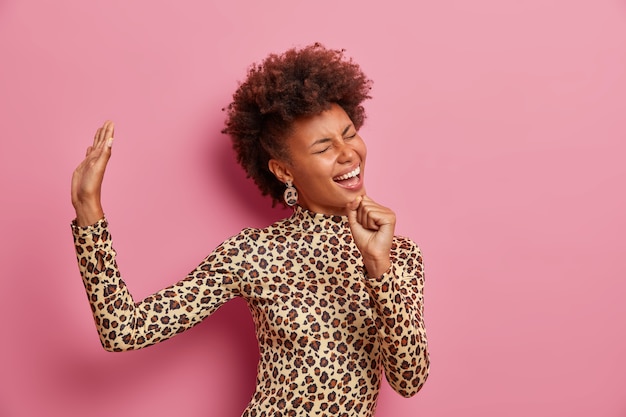 Belle jeune femme aux cheveux bouclés isolé