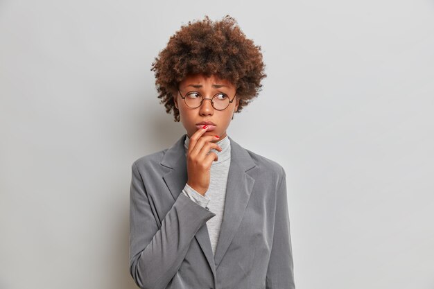 Belle jeune femme aux cheveux bouclés isolé