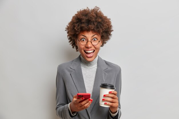 Belle jeune femme aux cheveux bouclés isolé