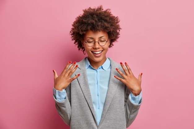 Photo gratuite belle jeune femme aux cheveux bouclés isolé