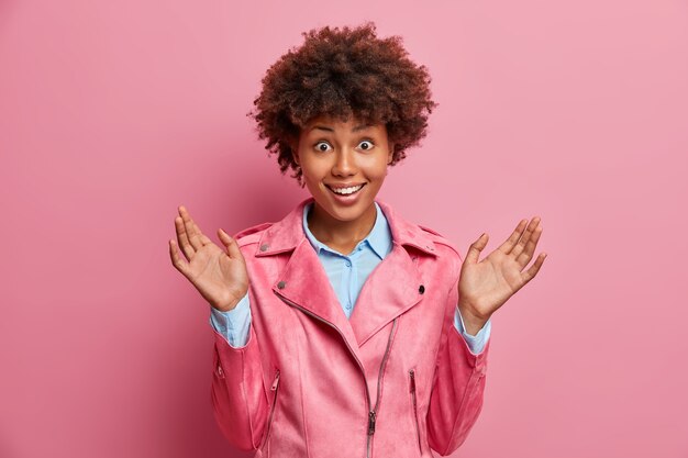 Belle jeune femme aux cheveux bouclés isolé