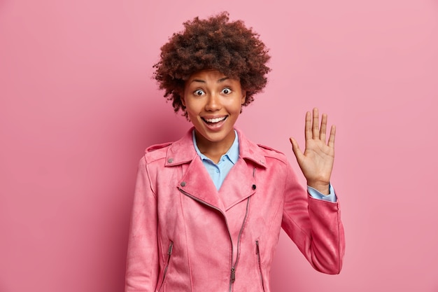 Photo gratuite belle jeune femme aux cheveux bouclés isolé