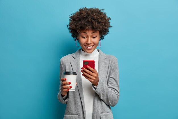 Belle jeune femme aux cheveux bouclés isolé