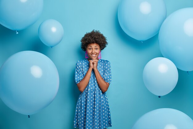 Belle jeune femme aux cheveux bouclés isolé