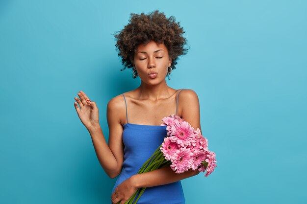 Belle jeune femme aux cheveux bouclés isolé