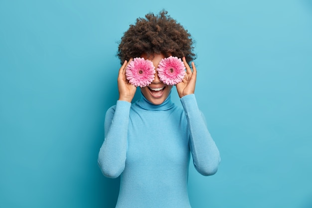 Belle jeune femme aux cheveux bouclés isolé