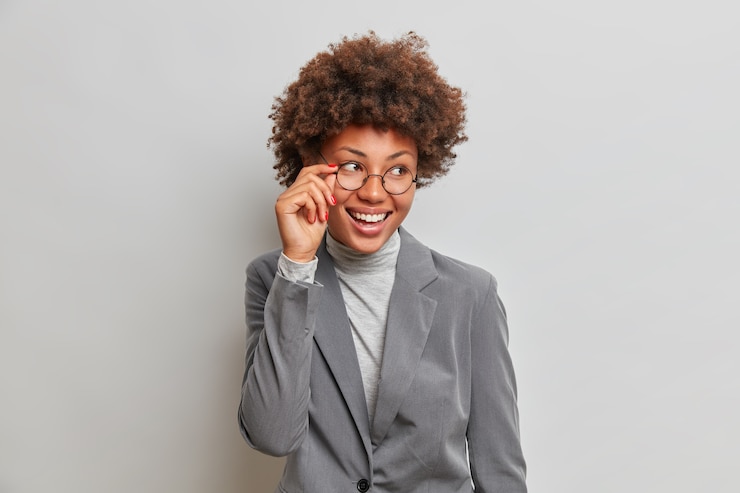 Photo gratuit une belle jeune femme aux cheveux bouclés isolée