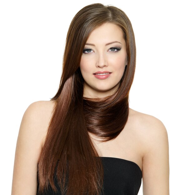 Belle jeune femme aux cheveux longs et lisses brillant - espace blanc