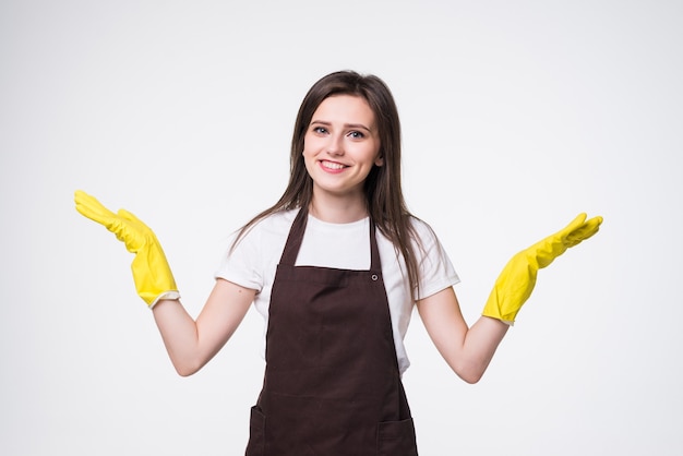 Belle jeune femme aux mains levées portant un tablier