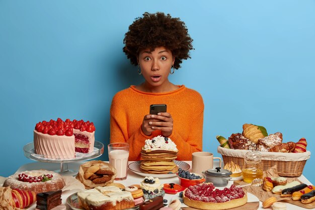 Belle jeune femme bénéficiant d'un dîner sain