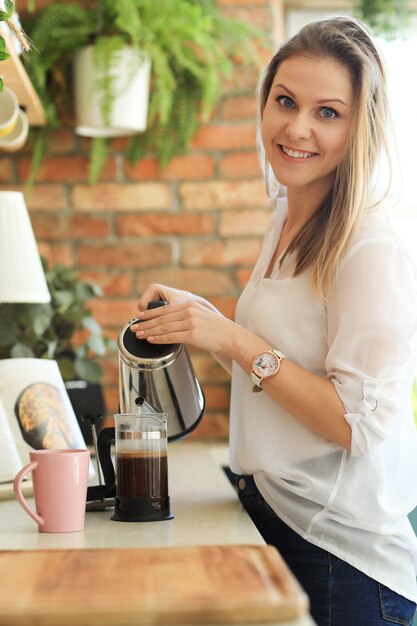 Belle jeune femme buvant du café