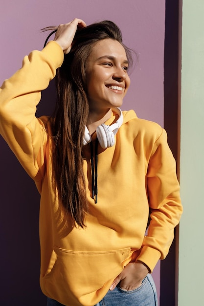 belle jeune femme avec un casque en plein air