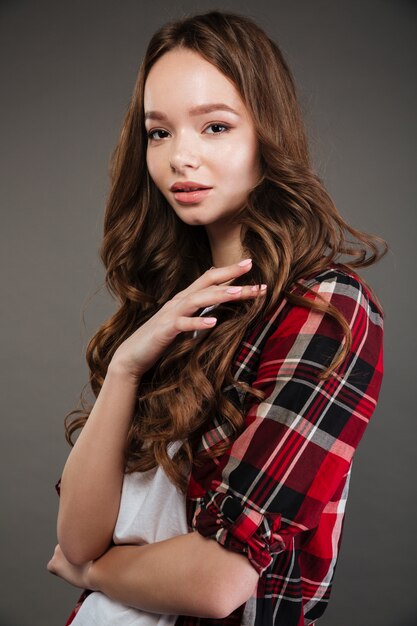 Belle jeune femme en chemise à carreaux aux cheveux longs