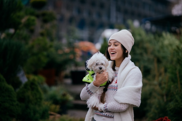 Belle Jeune Femme Avec Un Chien Blanc