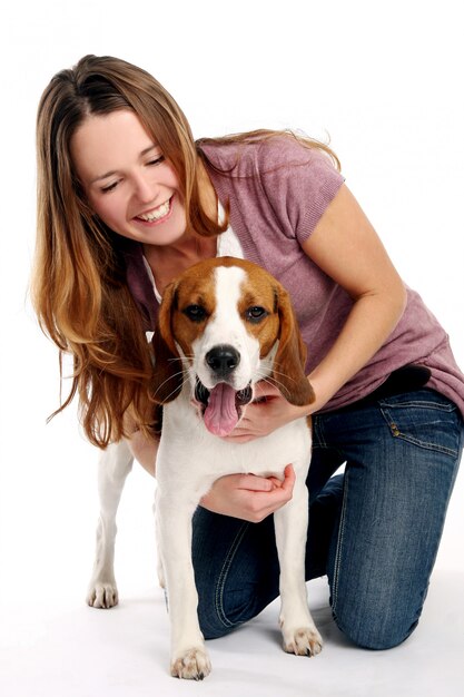 Belle jeune femme avec chien