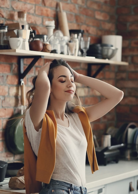 Photo gratuite belle jeune femme dans la cuisine