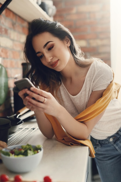 Belle jeune femme dans la cuisine