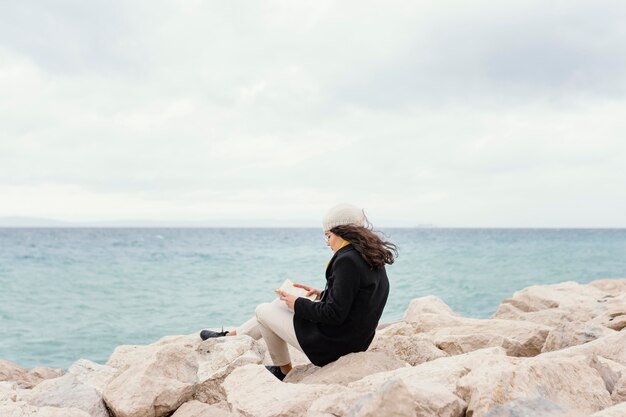 Belle jeune femme dans la lecture de la nature