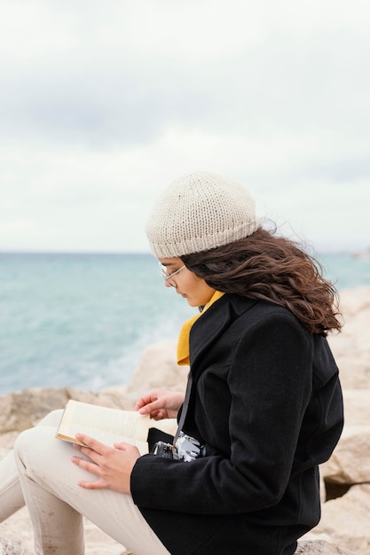 Belle jeune femme dans un livre de lecture nature