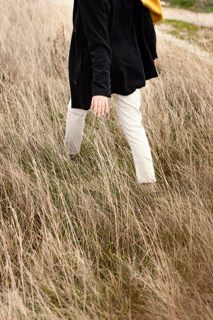 Belle jeune femme dans la nature se bouchent