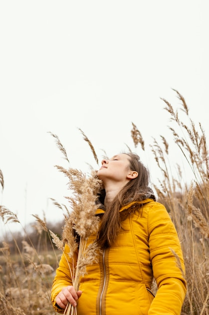 Belle jeune femme dans la nature