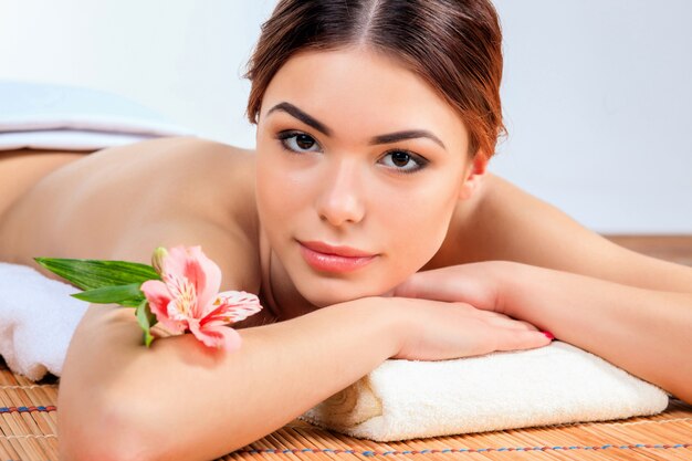 Belle jeune femme dans un salon spa