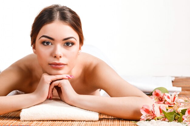 Belle jeune femme dans un salon spa