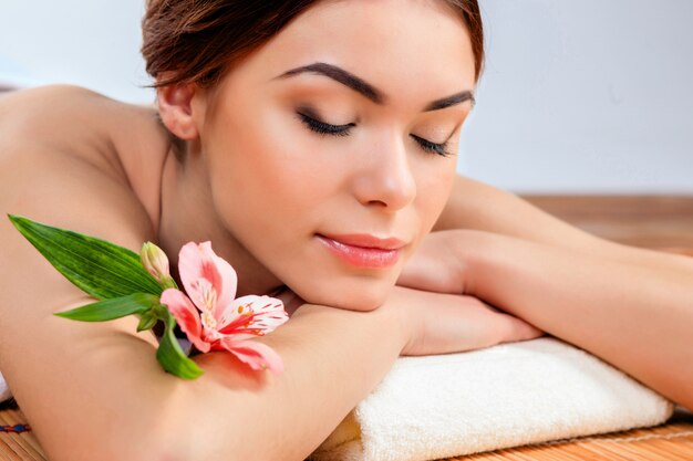 Belle jeune femme dans un salon spa